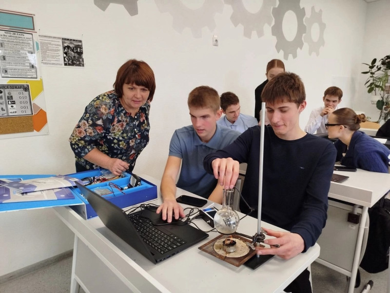 В рамках функционирования детского технопарка "Кванториум" 11 ноября учащиеся 9 - 11 классов познакомились с работой датчика давления и температуры.