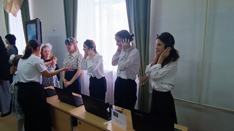 Обучающиеся психолого-педагогических классов нашей гимназии приняли участие в профориентационном мероприятии "Ярмарка вакансий".